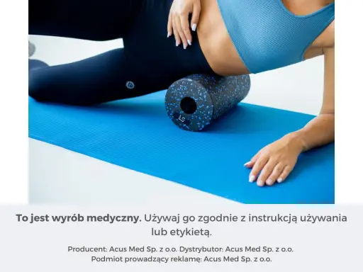 Kobieta na macie rehabilitacyjnej używa wałka do masażu. Dowiedz się, kiedy sie rolowac, by zadbać o swoje mięśnie.