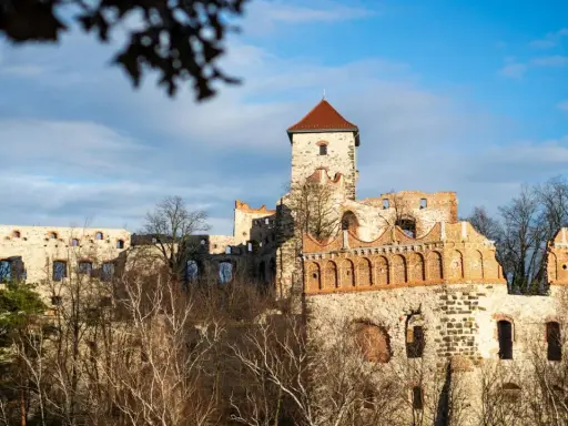 Ruiny zamku na wzgórzu, z wieżą i murami. Ile jest zamków w Polsce? Tysiące!