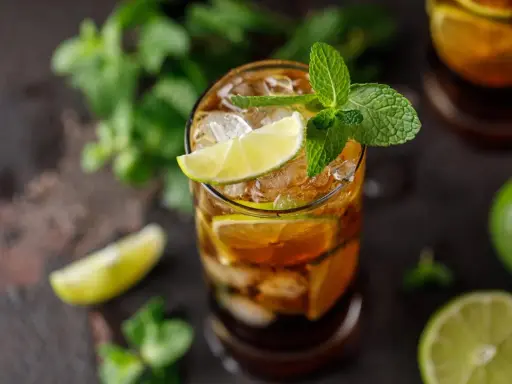 Orzeźwiający Cuba Libre z lodem, limonką i miętą. Idealny na gorące dni.