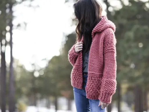 Chaqueta tejida a dos agujas con capucha, ideal para tejer capucha dos agujas para niños.