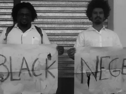 Dwóch mężczyzn trzyma transparenty z napisem "BLACK NEGER". Czy to wyraz buntu, czy prowokacja kwestionująca poprawność polityczną?