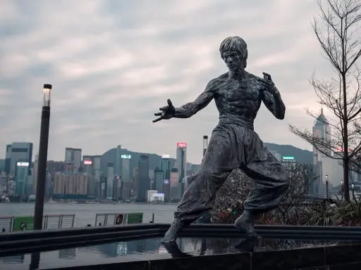 Pomnik Bruce'a Lee w Hong Kongu, przypominający o jego mądrości i sile. "Bądź jak woda" - to tylko jeden z wielu inspirujących bruce lee cytaty.