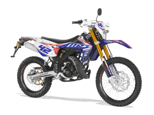 Motocykl enduro z numerem 42, gotowy na przygodę. Czy enduro można jeździć po ulicy? Ten model wygląda na wszechstronny.