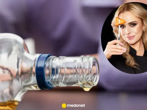 Ostatnia kropla alkoholu z butelki, a w tle kobieta z młoteczkiem neurologicznym. To może być urwanie filmu po alkoholu.