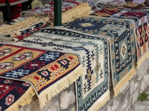 Kolorowe, tradycyjne kilimy z frędzlami. Idealne pamiątki, by poczuć klimat Albanii. Co przywieźć z Albanii? Taki kilim!