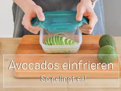 So kann man Avocado einfrieren: Scheiben in einem Behälter vorbereiten.
