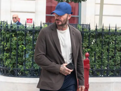 Uomo con cappellino blu e giacca marrone, dimostra che blu e marrone stanno bene insieme.