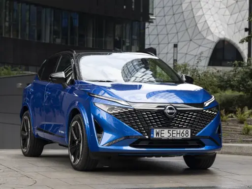 Niebieski Nissan Qashqai z czarnym dachem, nowoczesny design. Sprawdź atrakcyjną nissan qashqai cena.