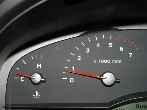 El tacómetro muestra que es el ralenti, con el motor a unas 800 RPM. El indicador de temperatura está en la zona fría.