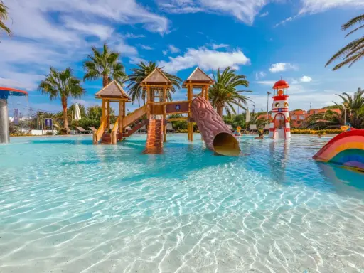 Piscina con scivoli e giochi d'acqua al **hotel Occidental Menorca**. Un paradiso per bambini sotto il sole di Minorca.