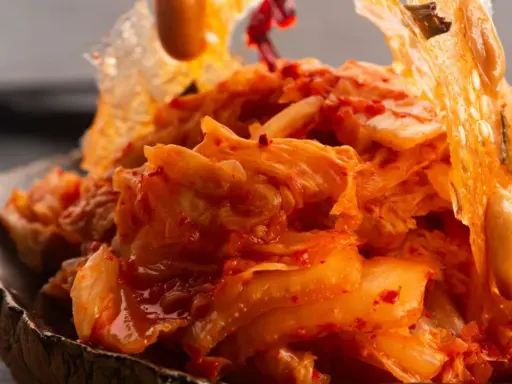Würziges Kimchi, das zeigt, wie man Kimchi macht. Knackiger Chinakohl mit roter Chilipaste und Sesam.