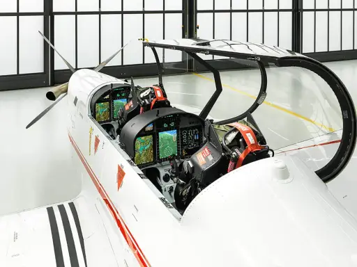 Das Cockpit eines Pilatus PC-7 mit modernen Displays und Sitzen.