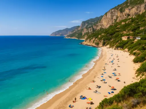 Złocista plaża z turkusową wodą, otoczona stromymi, zielonymi klifami. To jedna z najpiękniejszych plaż w Europie, idealna na relaks.