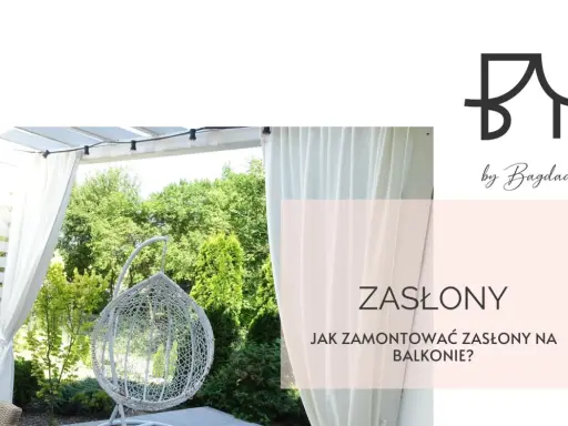 Białe zasłony na balkonie w bloku tworzą przytulną atmosferę. Wygodny fotel wiszący i zielone drzewa dopełniają ten relaksujący zakątek.
