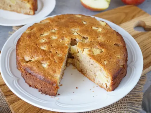 Saftiger Apfelkuchen, ein Genuss für alle, die Rezepte ohne Zucker lieben. Perfekt für eine gesunde Nascherei.