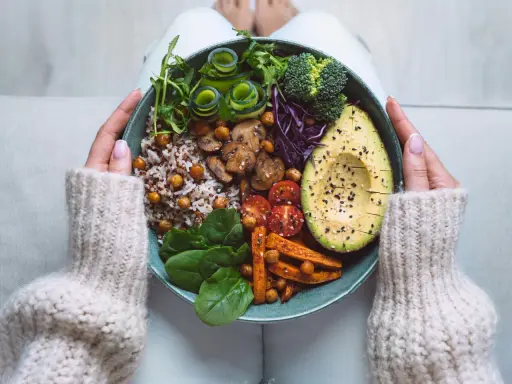 Bunte Bowl mit Quinoa, Avocado, Süßkartoffeln, Pilzen und Gemüse. Perfekt für gesunde, vegane Rezepte zum Abnehmen.