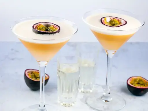 Dwa drinki Pornstar Martini, ozdobione połówką marakui, z kieliszkami z dodatkowym shotem. Idealne, by dowiedzieć się, jak pić.