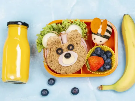 Un sándwich de oso, una abeja de huevo, arándanos y una banana: ¡meriendas saludables para niños de 6 a 12 años que son pura diversión!