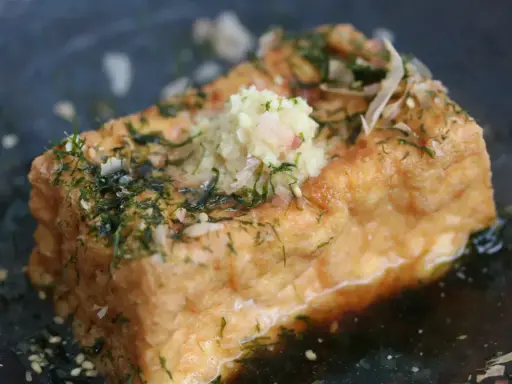 Friterad tofu med riven ingefära och nori, en explosion av umami smak.