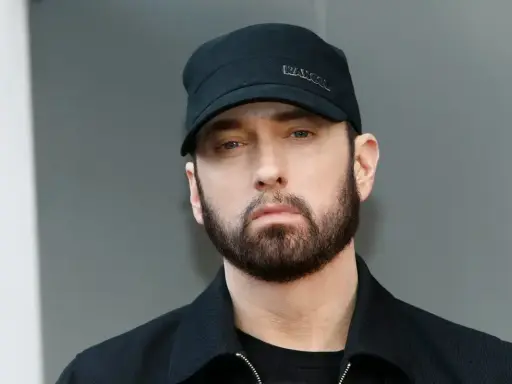 Eminem, znany z Detroit, w czapce Kangol.