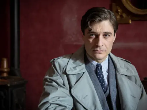 Il commissario Ricciardi, con il suo trench e lo sguardo pensieroso, pronto a risolvere i misteri dei libri in ordine cronologico.