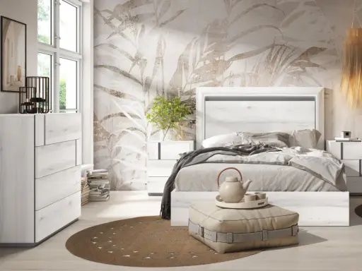 Dormitorio moderno con cabecero de cama en blanco veteado, papel tapiz botánico y cómoda a juego. Un diseño que evoca la calma del feng shui.
