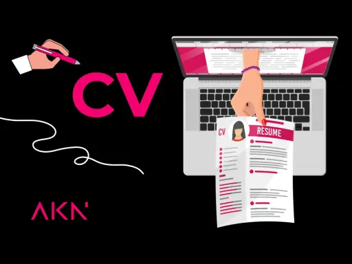 Ręka pisze CV na laptopie. Proces tworzenia idealnego CV.