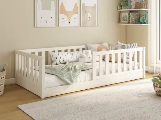 Cama 70x140, ideal para niños pequeños hasta que necesiten una cama más grande. Decorada con cojines y mantas, lista para dulces sueños.