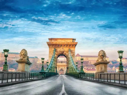 Most Széchenyiego w Budapeszcie, z lwami i latarniami. Czy Budapeszt jest drogi? Warto sprawdzić samemu!