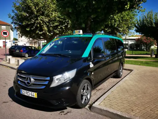 Schwarzer Mercedes-Taxi-Van mit türkisfarbenem Dach in Lissabon. Informieren Sie sich über die Taxi Lissabon Kosten für Ihre Fahrt.