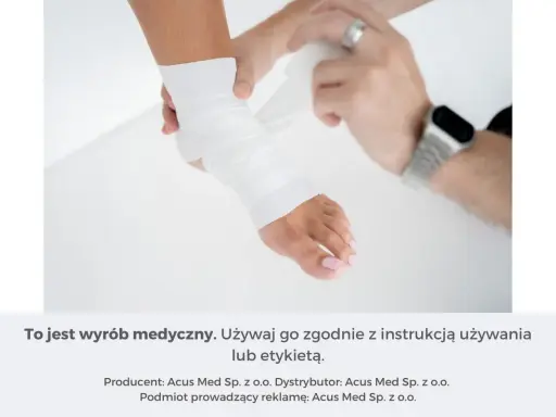 Sztywny taping stawu skokowego wykonany przez profesjonalistę. Zapewnia stabilizację i wsparcie podczas urazów.