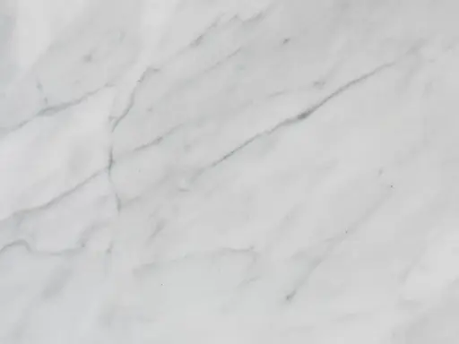 Biały marmur z szarymi żyłkami. Dowiedz się, czym wyczyścić marmur domowe sposoby, by zachować jego blask.