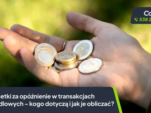 Dłoń trzyma monety euro. Tekst informuje o odsetkach za opóźnienie w transakcjach handlowych.
