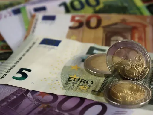 Euro banknoty i monety, które są teraz walutą w Chorwacji.