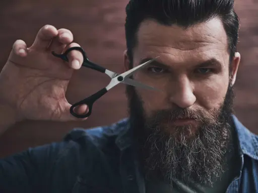 Zarost czy gładka twarz? Opinie, trendy i jak wybrać idealny styl