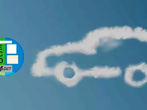 Pegatina ECO DGT en un coche de nubes. Los coches eco pagan impuesto de circulación, pero son más limpios.