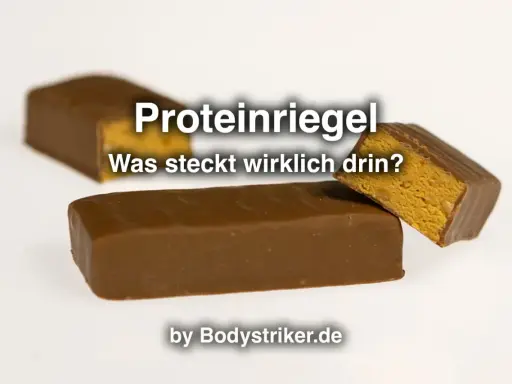 Zwei Schoko-Proteinriegel, einer angeschnitten. Wann proteinriegel essen? Bodystriker.de.