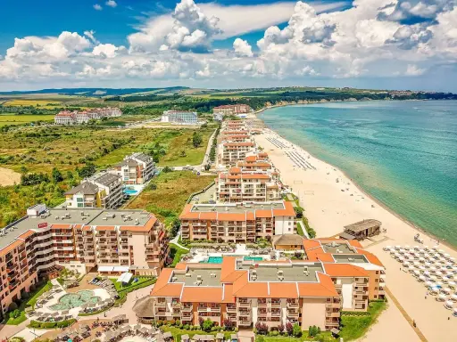 Widok na kurort nad Morzem Czarnym. Hotele i plaża z leżakami. Sprawdź ceny w Bułgarii na wakacje!