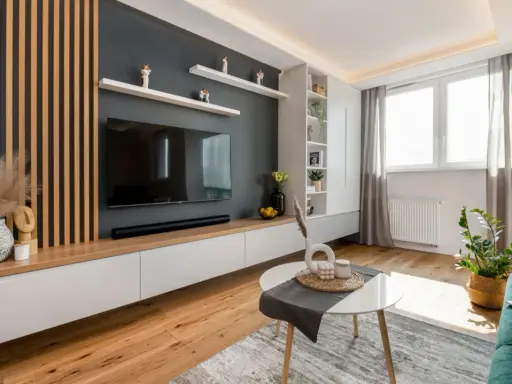 Nowoczesny salon z lamelami inspiracje: drewniane panele, szara ściana z TV, białe meble i zielona kanapa tworzą przytulną przestrzeń.