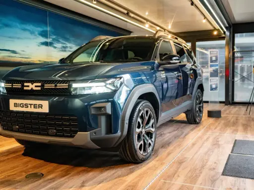 Nowy Dacia Bigster w ciemnoniebieskim kolorze, prezentowany w salonie. Sprawdź jego atrakcyjną dacia bigster cenę!