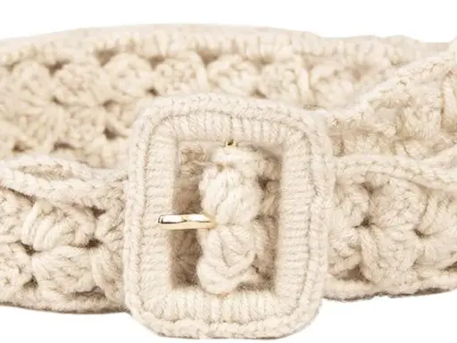 Cinturón de ganchillo color crema con hebilla dorada. Un accesorio artesanal que añade textura a cualquier atuendo.