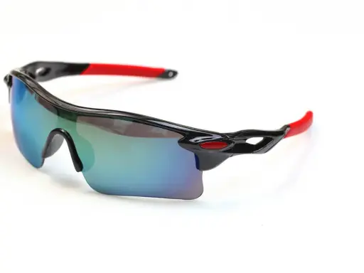 Sportowe okulary rowerowe z lustrzanymi soczewkami i czerwonymi zausznikami. Idealne, gdy zastanawiasz się, jakie okulary na rower wybrać.