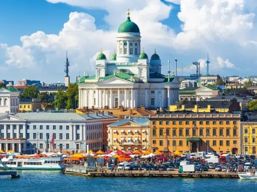 Helsinki atrakcje: Katedra Uspieńska i tętniący życiem targ nad wodą.