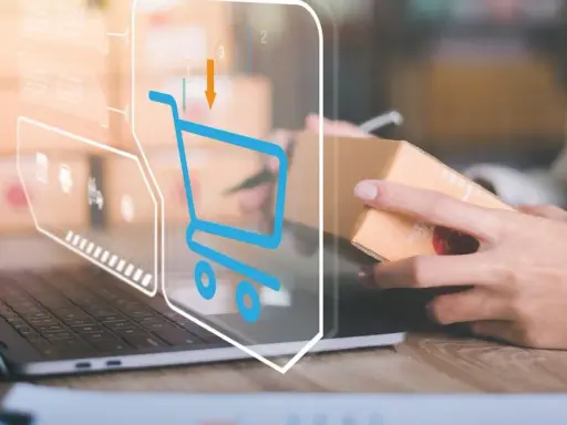 Wizualizacja procesu sprzedaży online. Widoczny laptop, ręce trzymające paczkę i ikony koszyka. To pokazuje, jak działa Baselinker.