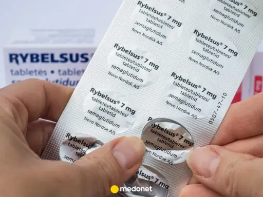 Dłonie trzymają opakowanie leku Rybelsus, który jest stosowany w leczeniu cukrzycy typu 2 i może wspierać rybelsus na odchudzanie.