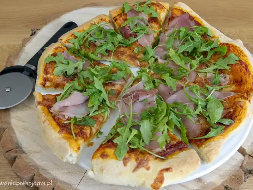 Pizza z szynką i rukolą, idealna na szybki obiad. Ciasto na pizzę dzień wcześniej przygotowane, teraz tylko piec i cieszyć się smakiem.