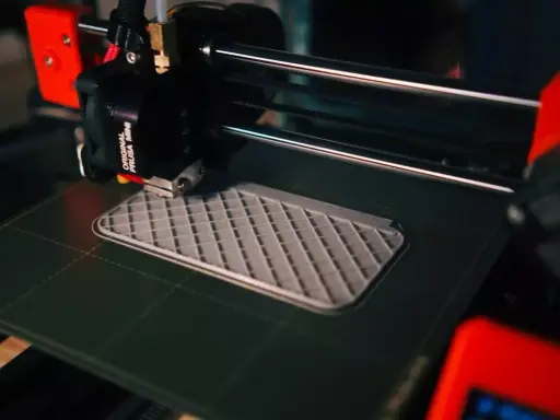 Ile kosztuje godzina druku 3D? Pełna wycena i ukryte koszty.