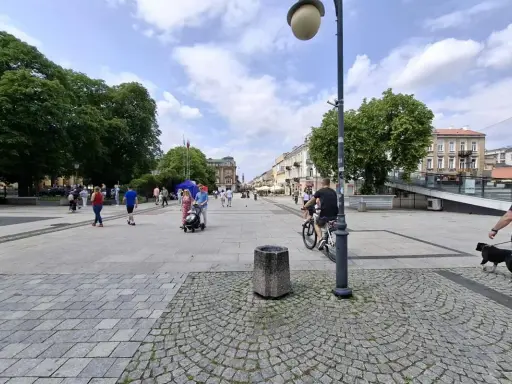 Spacer po centrum Radomia, gdzie widać ludzi spacerujących, jeżdżących na rowerze i z psem. Ile ludzi mieszka w Radomiu? Tyle, ilu widać na tym zdjęciu i znacznie więcej!