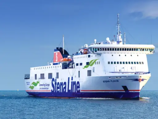 Prom na morzu z napisem Stena Line. Płynie po spokojnych wodach, oferując pasażerom dostęp do wifi.