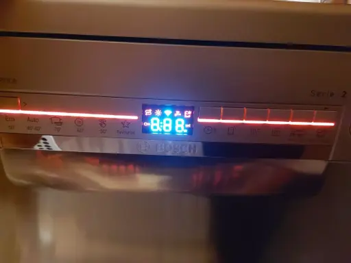 Panel zmywarki Bosch Serie 2 z ikonami programów: Eco, Auto, 70°, 1h, 65°, 50°, ulubiony. Wyświetlacz pokazuje 8:88.